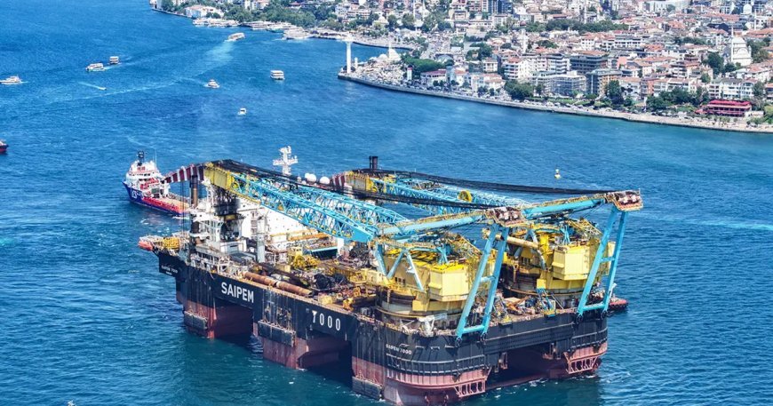 İstanbul Boğazı'ndan bir dev geçti. Köprülerin altından geçebilmek için kulelerini yatırdı