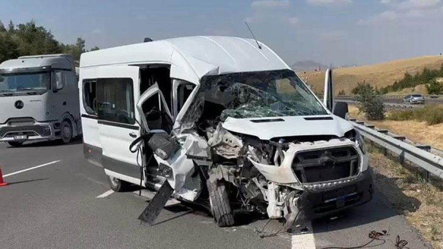 Ankara’da minibüs TIR'a çarptı: 7 yaralı