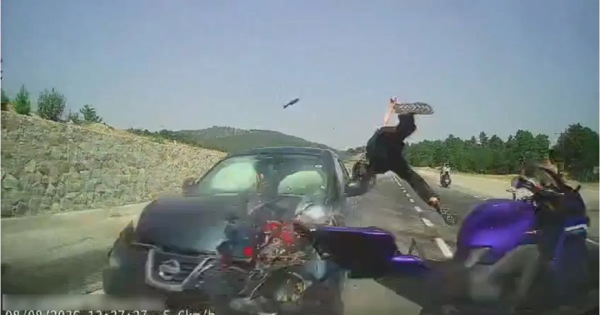 Feci kaza kamerada. Otomobil motosiklete arkadan çarptı