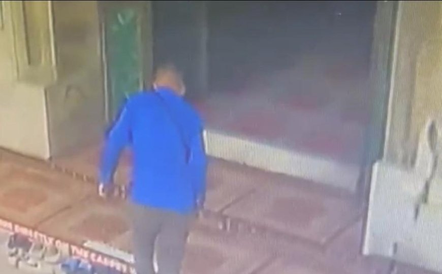 Fatih'te camide 450 bin liralık hırsızlık! Namaz kılarken çantasını çaldılar: Güvenlik kamerası her şeyi kaydetti