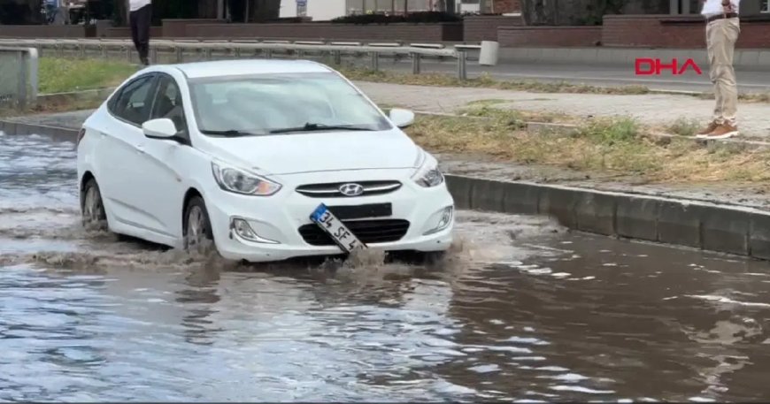 Samsun'da sağanak etkili oldu: Araçlar yollarda mahsur kaldı