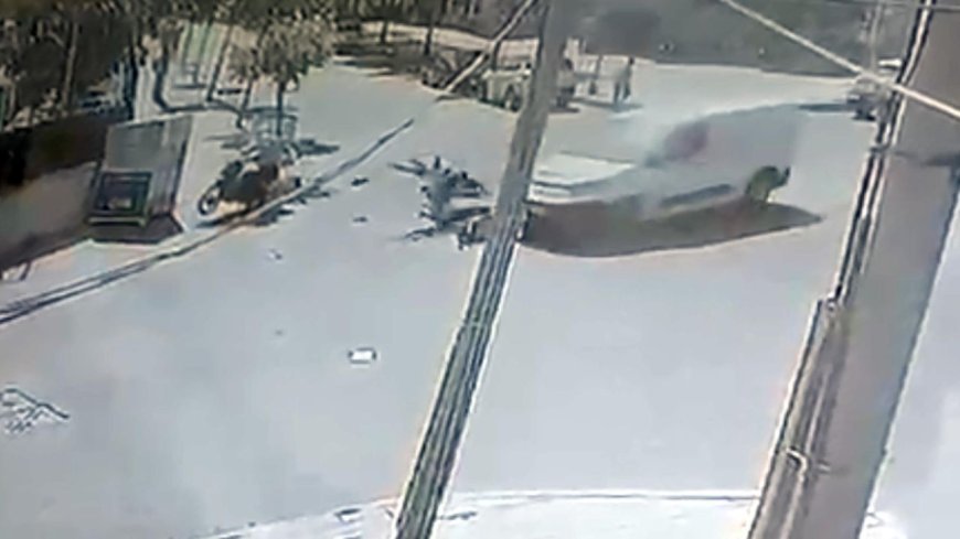 Hafif ticari araçla çarpışan motosikletteki 3 kişi yaralandı; kaza kamerada