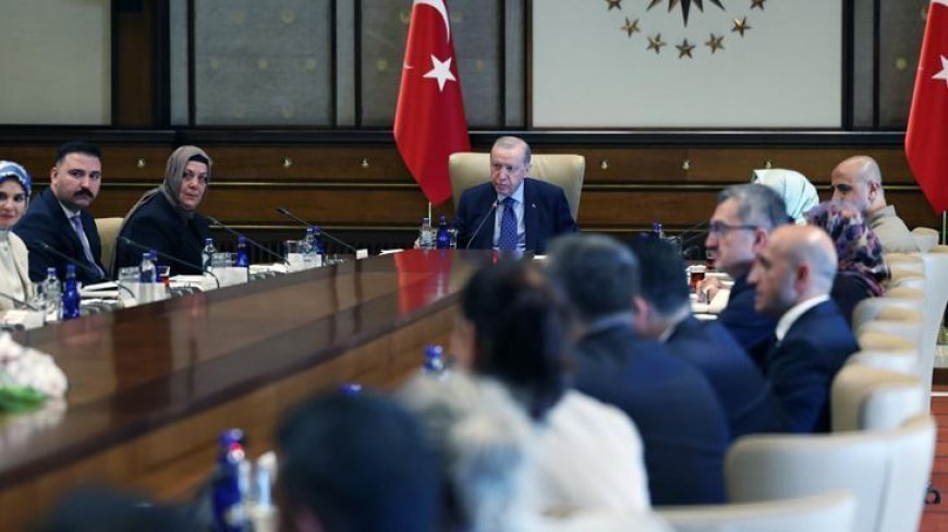 Cumhurbaşkanı Erdoğan şehit ailelerini kabul etti! 'Türkiye'yi bu sıkıntıdan ebediyen kurtaracağız'