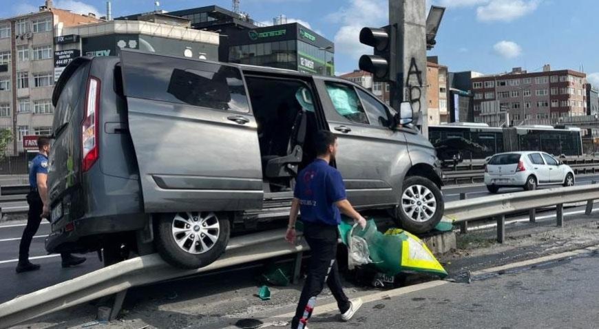 Küçükçekmece E-5’te feci kaza! Çocukları taşıyan araç bariyerlere çıktı: 12 yaralı