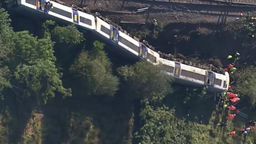 İngiltere'de yolcu treni raydan çıktı! 11 kişi yaralı