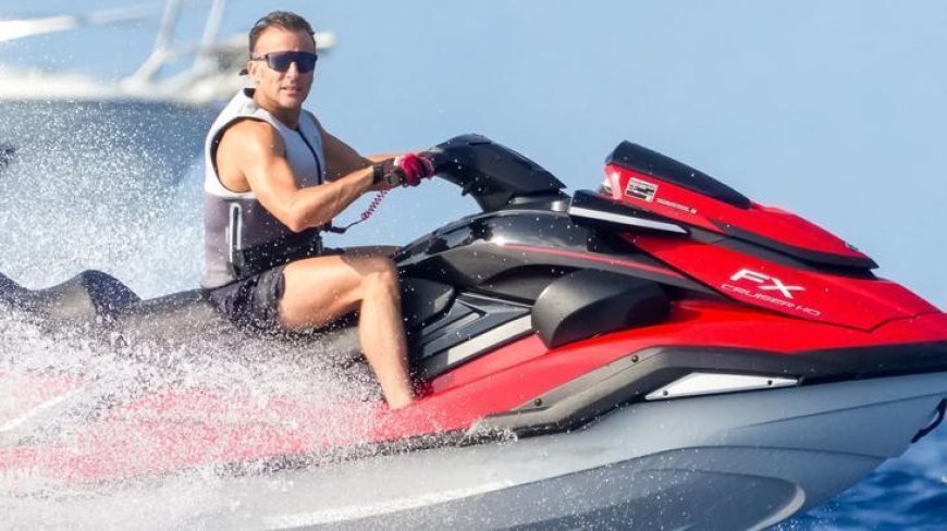 Macron'un son fotoğrafına tepkiler çığ gibi büyüyor! 'Fransa yanarken jet ski keyfinde'