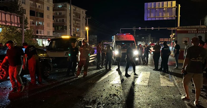 Kırmızı ışık ihlali kazaya neden oldu. 1’i ağır 5 yaralı