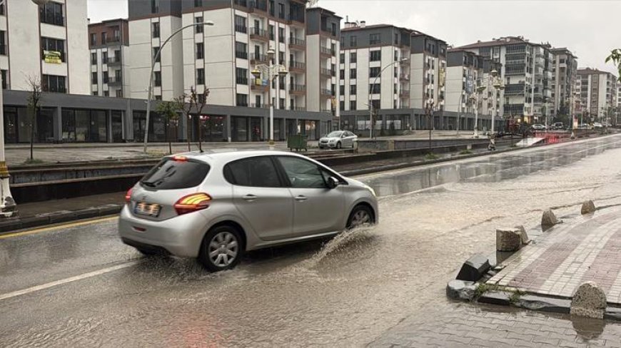 Meteoroloji uyarmıştı! Malatya'da sağanak hayatı olumsuz etkiledi