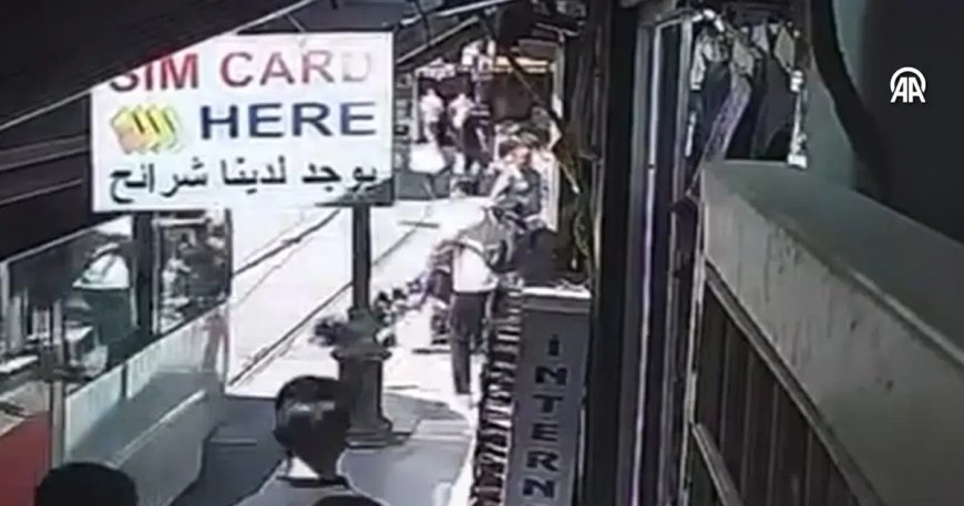 Yürekleri ağza getiren olay: Bebek arabası tramvay yoluna devrildi