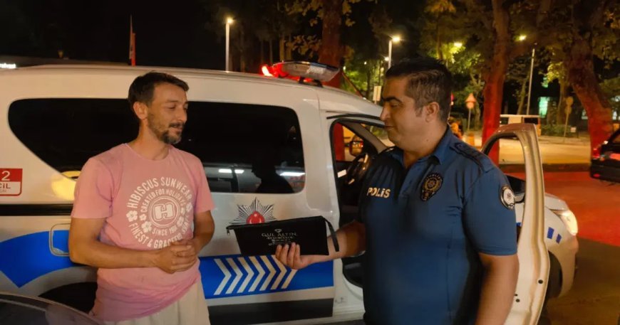Aracın üzerinde bulduğu çantadaki parayı polise teslim etti