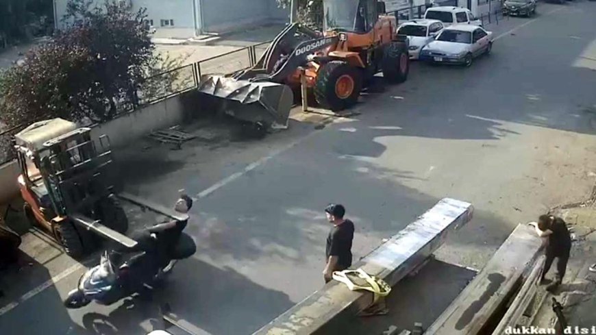 Forklifte çarpan motosikletin sürücüsü yaralandı; kaza kamerada