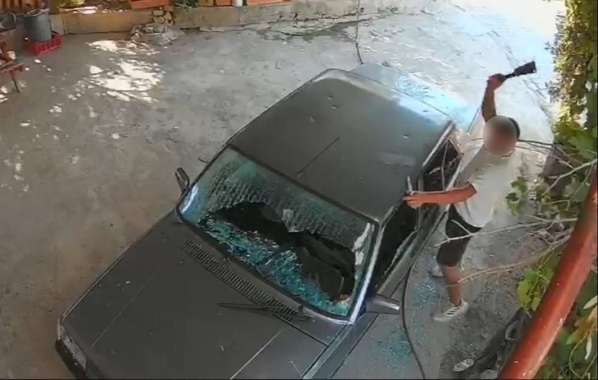 Mersin'de eski erkek arkadaş dehşeti! Satırla otomobile saldırdı, KADES ihbarıyla yakalandı