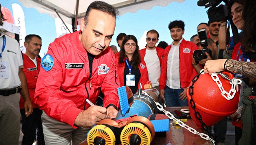 Bakan Kacır, TEKNOFEST Mavi Vatan'ı ziyaret etti