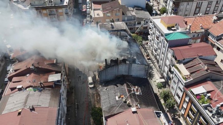 Gaziosmanpaşa'da çatı yangını! Alevler yan binalara sıçradı; 1 ölü