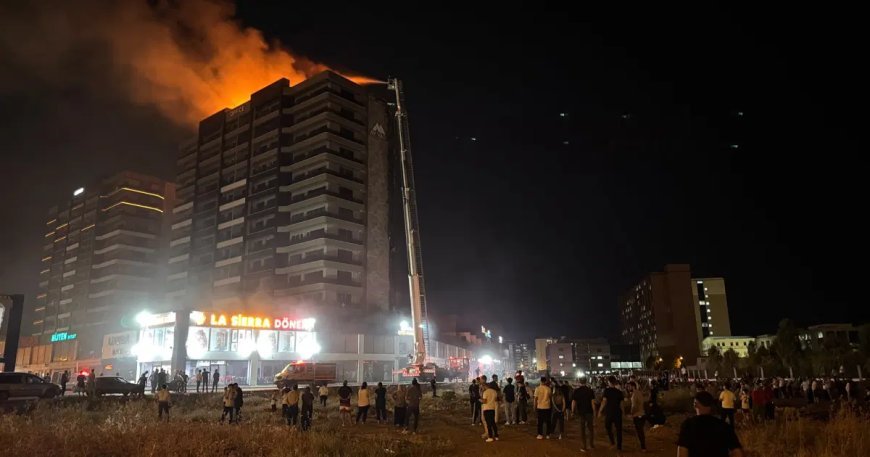 Diyarbakır'da plaza yangını. 3'ü itfaiye eri 8 kişi dumandan etkilendi