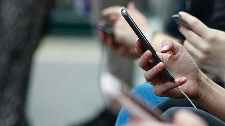 Fransa'da cep telefonu kararı: Yeni eğitim yılından itibaren liselerde yasaklandı