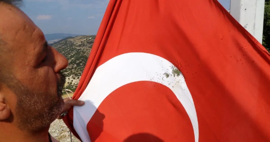 Burdur'da Türk bayrağına saldırı. Av tüfeği ile ateş ettiler