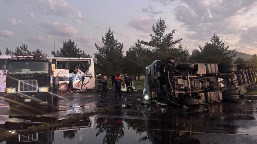 Kayseri’de yolcu otobüsü, yakıt tankeri ile çarpıştı! Yaralılar var