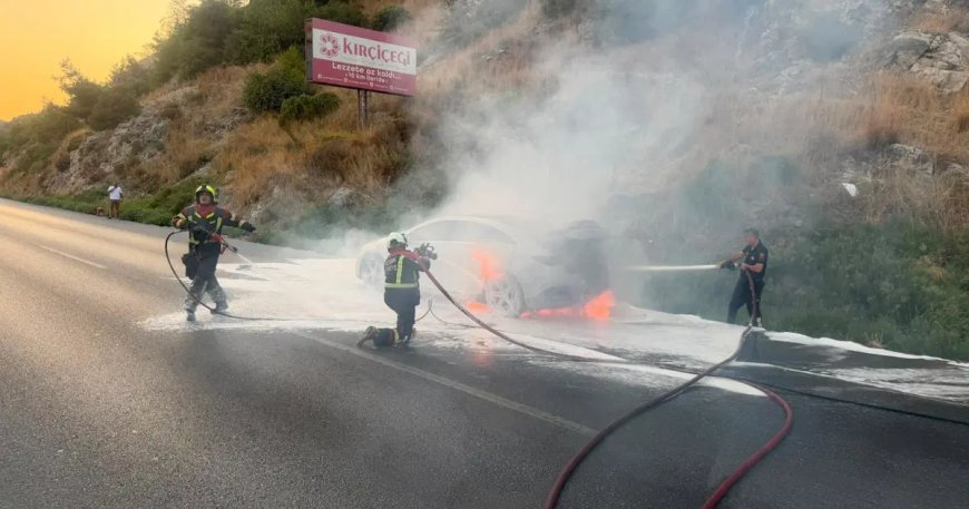 Elektrikli araç yandı, 12 saatte söndürülemedi