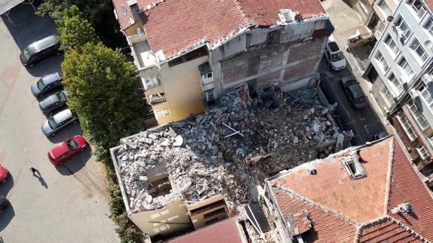 Fatih’te kentsel dönüşüm yıkımında facia! Kepçe merdiven boşluğuna düştü