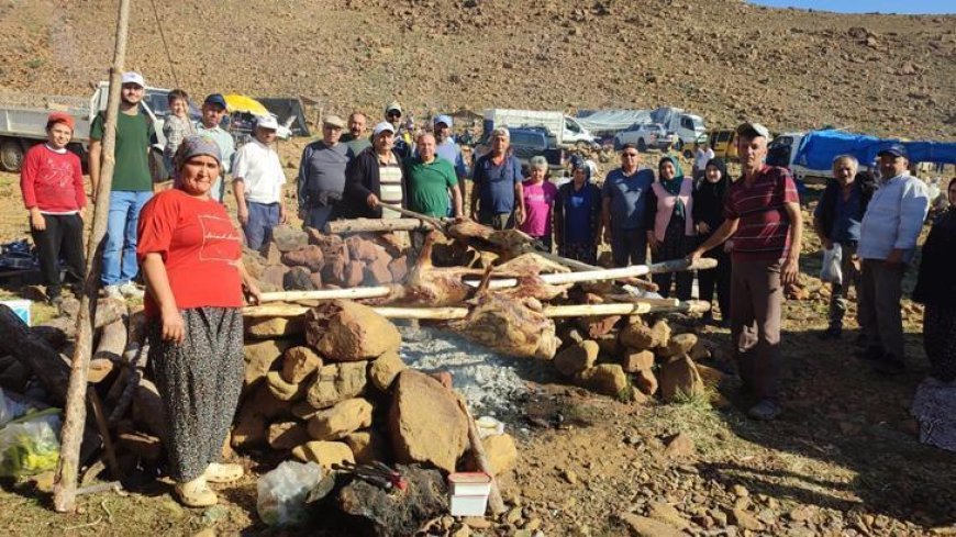 7 asırlık Eren Dede geleneği için zirveye çıktılar! 42 metre uzunluğundaki türbenin sırrı