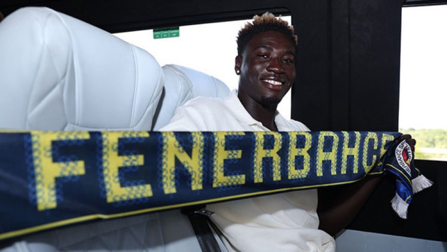Fenerbahçe, yeni transferi Oppong için imza töreni düzenledi!