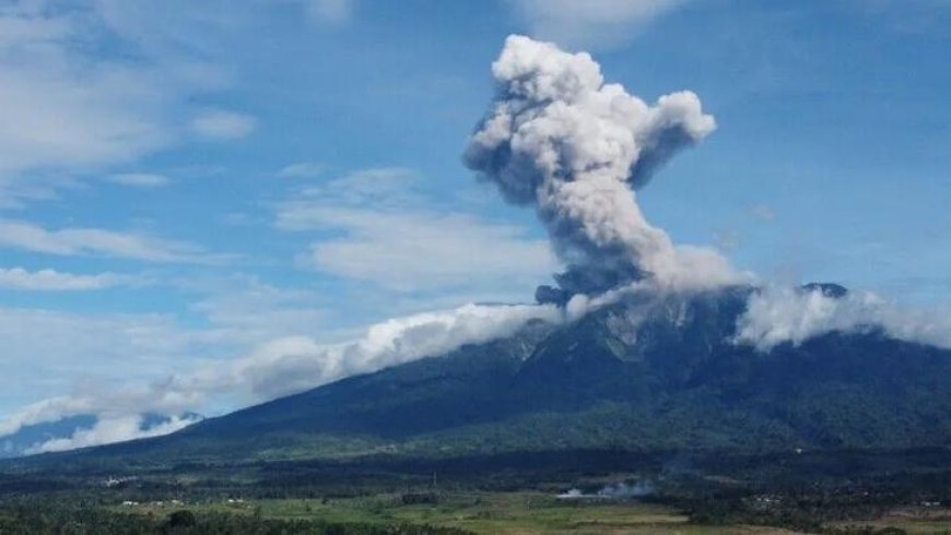 Endonezya'daki Merapi Yanardağı'nda patlama: Lavlar 2 kilometreye ulaştı
