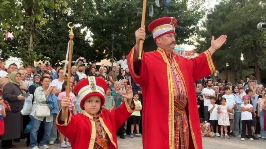 Bursa'da fetih ve 30 Ağustos Zafer Bayramı coşkusu! Gözler minik mehterbaşındaydı: Henüz 5 yaşında