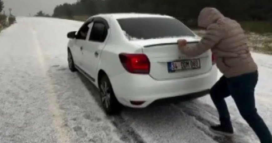 Sarıkamış’a yağan dolu yolları beyaza bürüdü