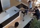 Müşteri robotu itti, robot tekme tokat saldırdı