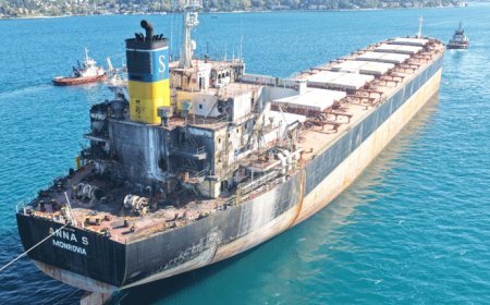 Rusya'da İHA saldırısına uğrayan gemi İstanbul Boğazı'ndan geçti