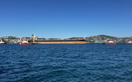 Rusya'da saldırıya uğrayan gemi İstanbul Boğazı'ndan geçti