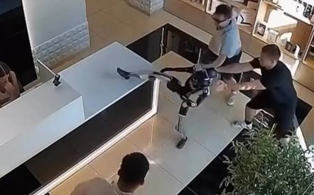 Müşteri robotu itti, robot tekme tokat saldırdı