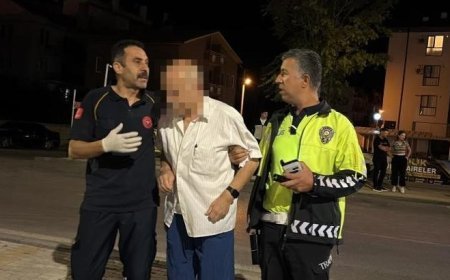 Direksiyon başında kalp krizi geçiren yaşlı adamın imdadına polis memurları yetişti