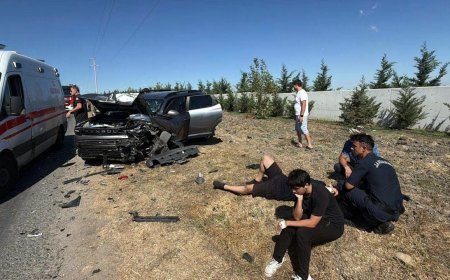 İki otomobil, kafa kafaya çarpıştı; 5 yaralı