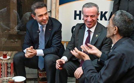 Bakan Bayraktar Hakkari'de vatandaşlarla sohbet etti: Doğunun yükselen yıldızı olacak