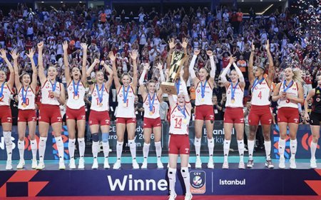 Bakan Bak, Avrupa şampiyonu A Milli Kadın Voleybol Takımı'nı tebrik etti