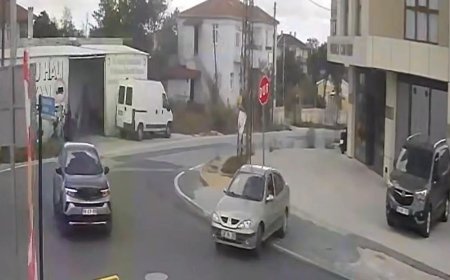 Otomobille çarptığı 'dur' tabelasını yerinden sökmeye çalıştı