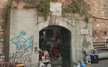 Osmanlı yapısı Galata Bedesteni üzerinde tepki çeken görüntü