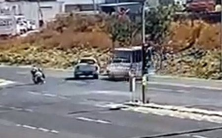 Yolcu minibüsü elektrik direğine çarptı; 1’i bebek 3 yaralı