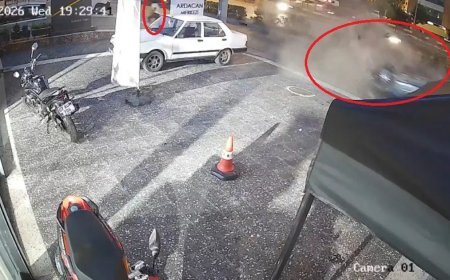 Antalya'da feci kaza: Motoru fırladı, yaya 5 saniyeyle kurtuldu
