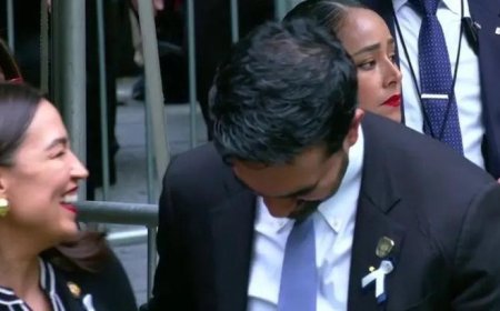 11 Eylül törenindeki bu görüntü sonrası hedefte Mamdani var: 'Neden gülüyorsun?'