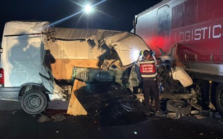 Minibüs, TIR'a arkadan çarptı; 1 ölü, 1 yaralı