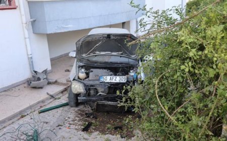 Nevşehir’de korkutan kaza! Kontrolden çıkan otomobil apartman bahçesine uçtu