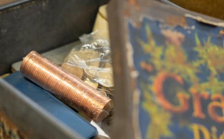 50 yıldır kimse fark etmedi! Görenler gözlerine inanamadı: Bisküvi kutusundan servet çıktı