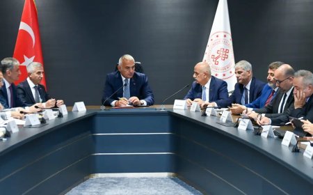 Bakan Ersoy, Kahramanmaraş’ta valiler, belediye başkanları ve milletvekilleriyle görüştü