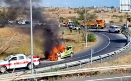 Seyir halindeyken alev alan hafif ticari araç yandı