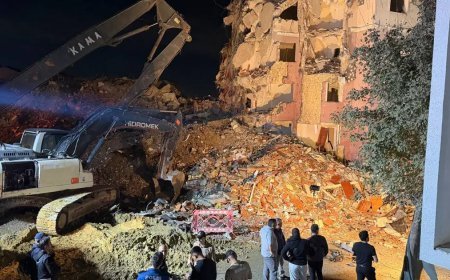 Küçükçekmece'de yıkım sırasında bina çöktü: 2 kişi yaralandı