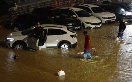 Metrekareye 50 kilogram yağış düştü: Trabzon'da yollar göle döndü, ev ve iş yerlerini su bastı