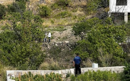 Kayalıktan kopan taşlar, babasının kucağındaki çocuğu hayattan kopardı